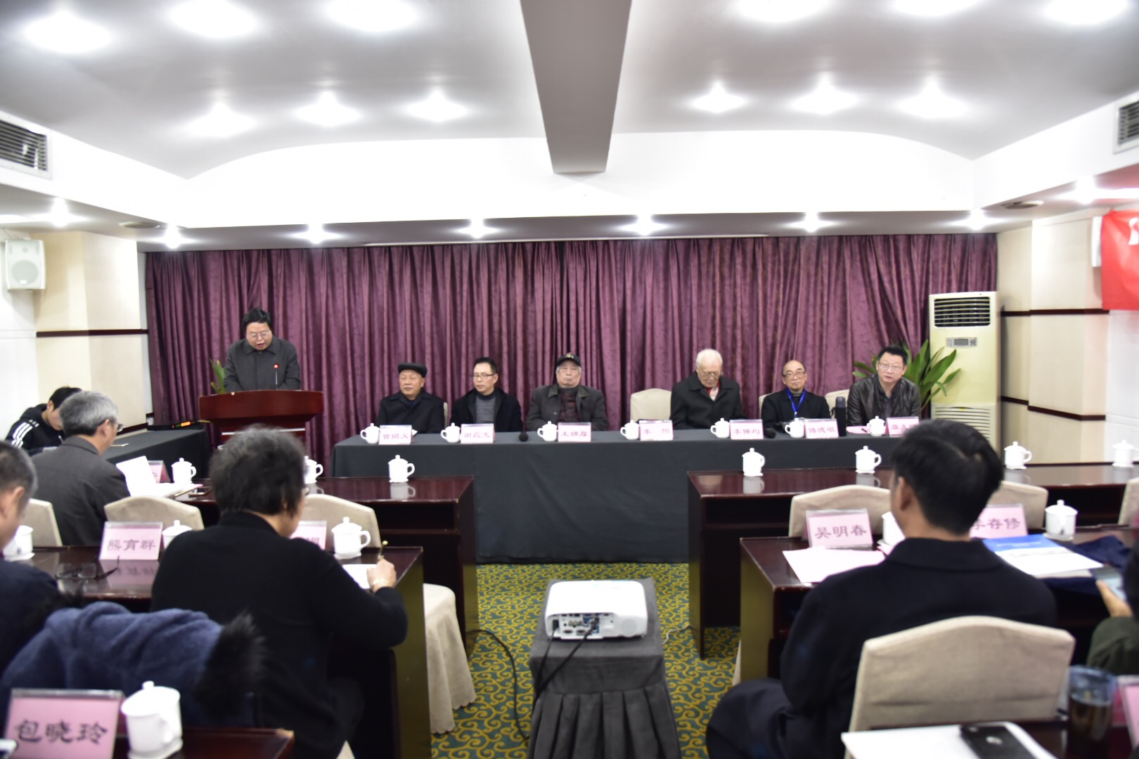 a漫
院长 李怡教授.jpg