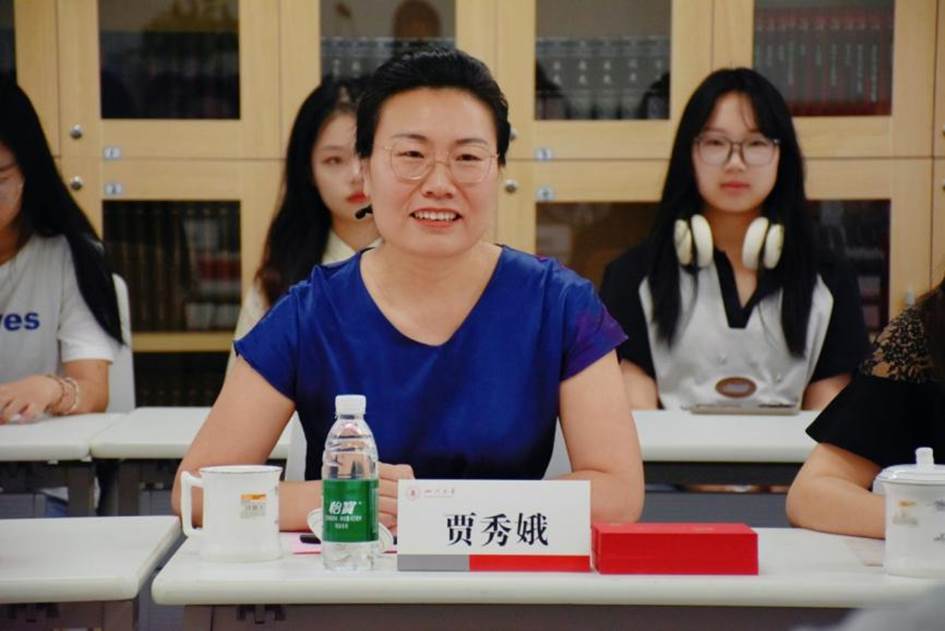 a漫
教育基金会副秘书长贾秀娥发言